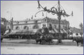1900 - Masten mit beidseitigen Bogenlampen und einseitiger Fahrdrahthalterung