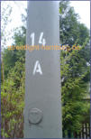Stockflehtweg - Mast Nummer an einem abgesetzten Fußweg