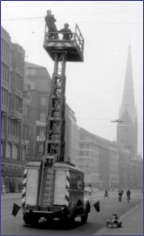 vor 1956 aufgenommen - Magirus Turmwagen in der Mönckebergstraße